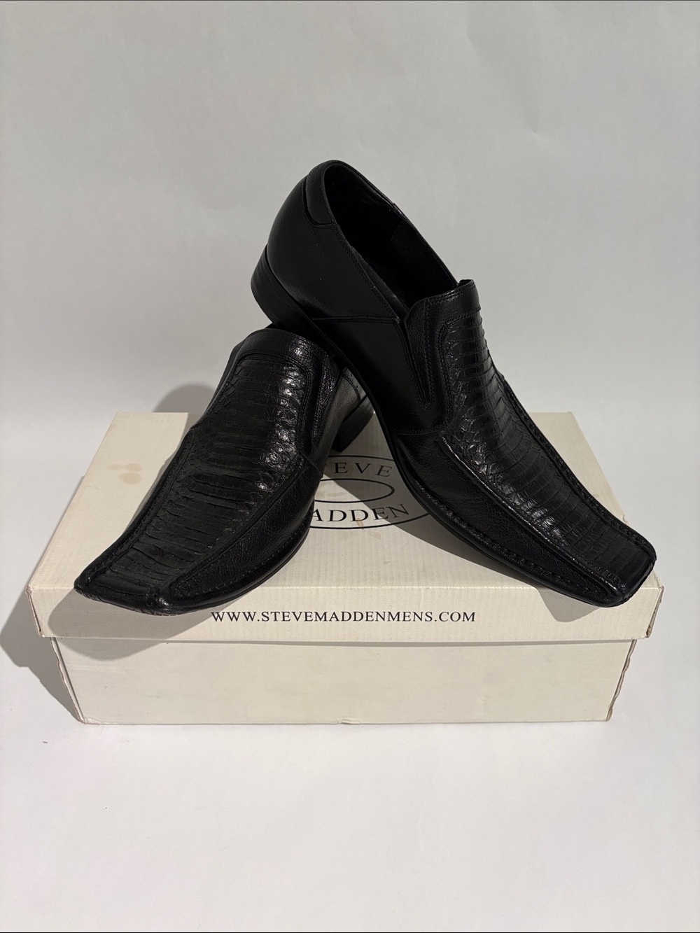 Steve Madden Black Croc-Textured Slip-On Loafers )
(Size 9)